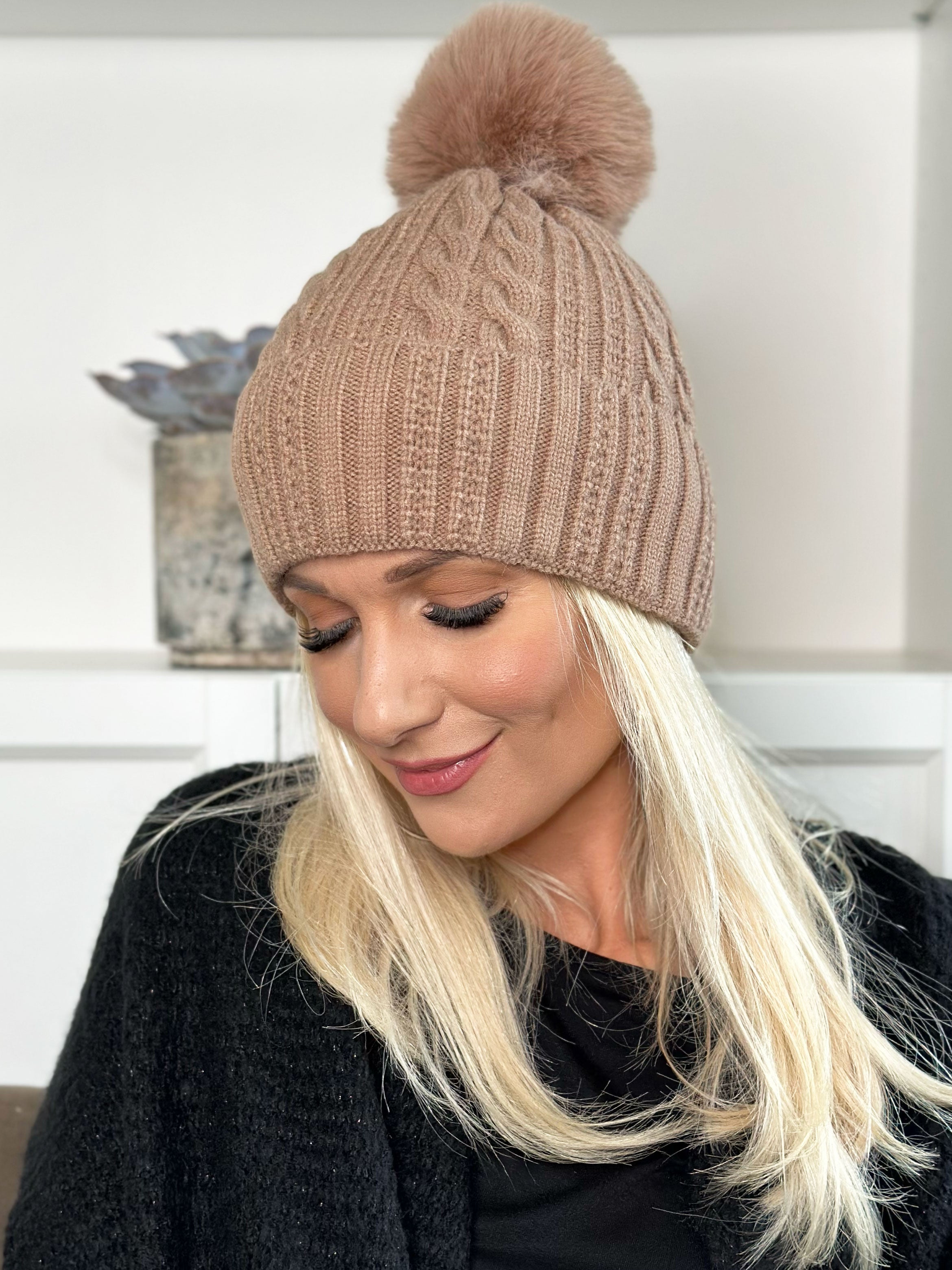 Tasha - Stickad mössa med tofs i fuskpäls